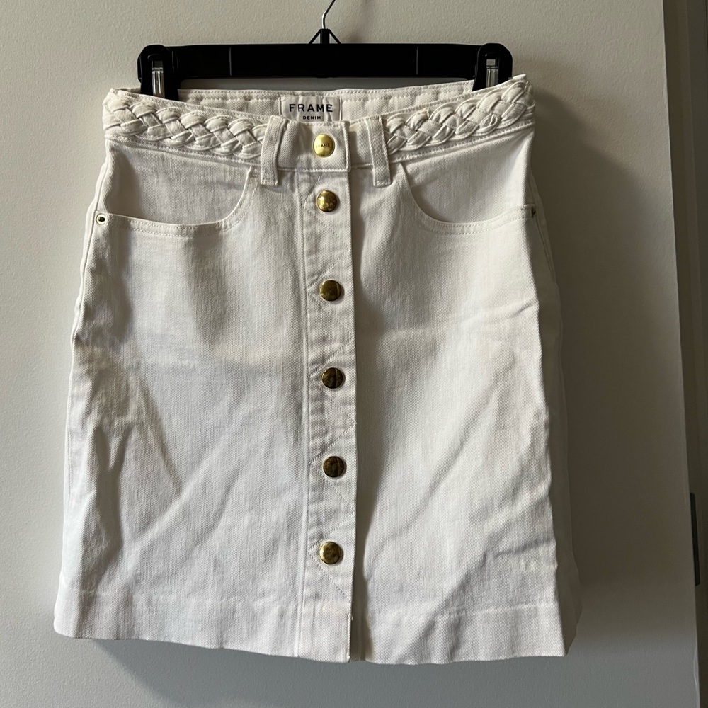 FRAME WHITE DENIM SKIRT. SIZE 26.
